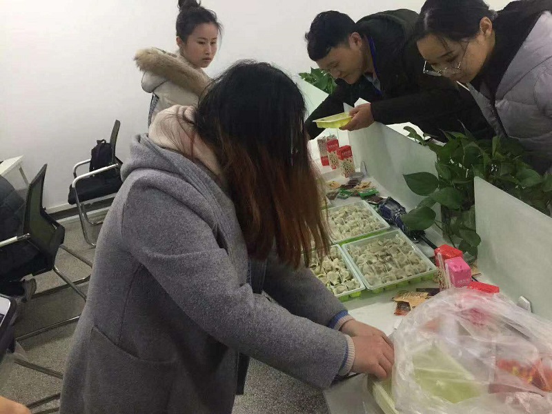 今日冬至，啟邁給全體員工送溫暖